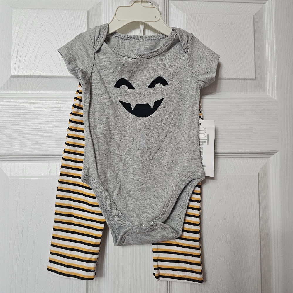 NWT - Baby Gray Halloween Pumkin Outfit with Striped Pants - 6-9 Months 🎃🕸🕷